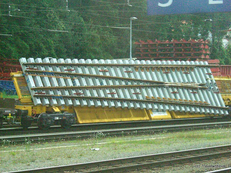 Transport of a railway switch